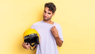 İspanyol yakışıklı adam kibirli, başarılı, pozitif ve gururlu görünüyor. Motosiklet kaskı konsepti