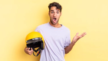 İspanyol yakışıklı adam inanılmaz bir sürprizle şaşkına dönmüş ve hayrete düşmüştü. Motosiklet kaskı konsepti