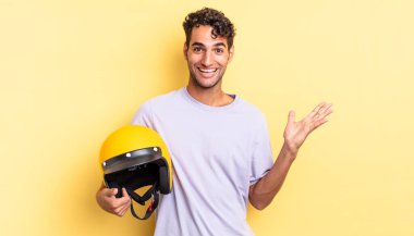 İspanyol yakışıklı adam kendini mutlu hissediyor, bir çözüm ya da fikir bulduğuna şaşırıyor. Motosiklet kaskı konsepti