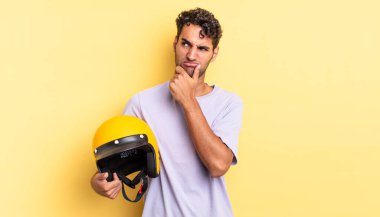 İspanyol yakışıklı düşünen, kuşkucu ve kafası karışık bir adam. Motosiklet kaskı konsepti