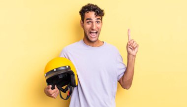 İspanyol yakışıklı bir adam bir fikri fark ettikten sonra mutlu ve heyecanlı bir dahi gibi hissediyor. Motosiklet kaskı konsepti