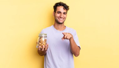 İspanyol yakışıklı adam kamerayı göstererek seni seçiyor. kurabiye konsepti