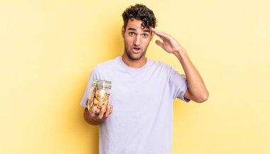 İspanyol yakışıklı adam mutlu, şaşkın ve şaşırmış görünüyor. kurabiye konsepti