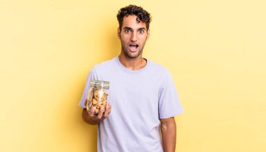 İspanyol yakışıklı adam çok şaşırmış ya da şaşkın görünüyor. kurabiye konsepti