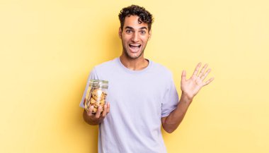 İspanyol yakışıklı adam kendini mutlu hissediyor ve inanılmaz bir şeye hayret ediyor. kurabiye konsepti