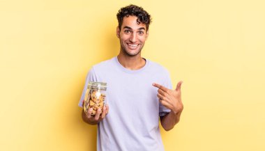 İspanyol yakışıklı adam mutlu hissediyor ve heyecanla kendini işaret ediyor. kurabiye konsepti