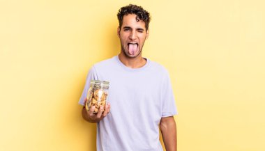 Neşeli ve asi tavırlı, şakacı ve dilsiz İspanyol yakışıklı bir adam. kurabiye konsepti