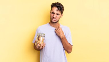 İspanyol yakışıklı adam stresli, endişeli, yorgun ve hayal kırıklığına uğramış hissediyor. kurabiye konsepti