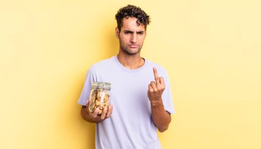 İspanyol yakışıklı adam kızgın, sinirli, asi ve agresif hissediyor. kurabiye konsepti