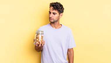 Profil görünümlü İspanyol yakışıklı adam hayal mi kuruyor, hayal mi kuruyor, hayal mi kuruyor? kurabiye konsepti