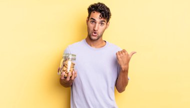 İspanyol yakışıklı adam, inançsızlıktan şaşkın şaşkın bakıyor. kurabiye konsepti