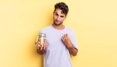 İspanyol yakışıklı adam kibirli, başarılı, pozitif ve gururlu görünüyor. kurabiye konsepti