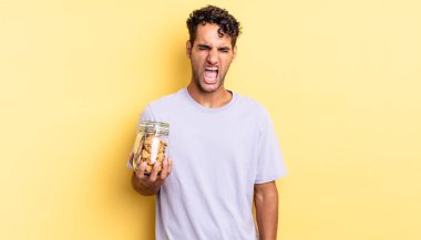 İspanyol yakışıklı adam agresif bir şekilde bağırıyor, çok kızgın görünüyor. kurabiye konsepti