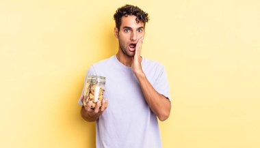 İspanyol yakışıklı adam şok olmuş ve korkmuş hissediyor. kurabiye konsepti