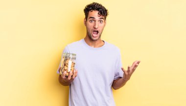 İspanyol yakışıklı adam inanılmaz bir sürprizle şaşkına dönmüş ve hayrete düşmüştü. kurabiye konsepti