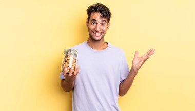 İspanyol yakışıklı adam kendini mutlu hissediyor, bir çözüm ya da fikir bulduğuna şaşırıyor. kurabiye konsepti