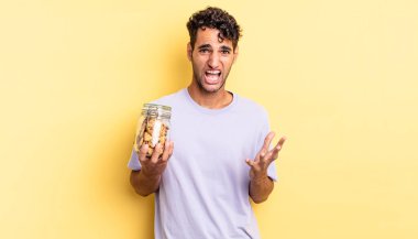 İspanyol yakışıklı adam umutsuz, sinirli ve stresli görünüyor. kurabiye konsepti