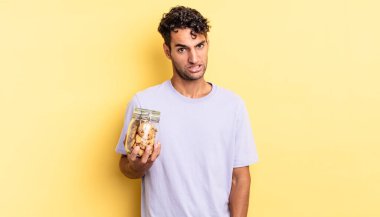 İspanyol yakışıklı adam şaşkın ve şaşkın hissediyor. kurabiye konsepti