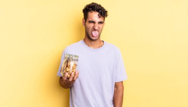 İspanyol yakışıklı adam iğreniyor, sinirleniyor ve dili dışarı çıkıyor. kurabiye konsepti