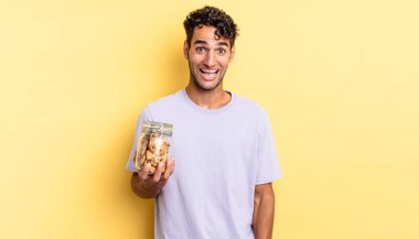 İspanyol yakışıklı adam mutlu ve hoş bir şekilde şaşırmış görünüyor. kurabiye konsepti