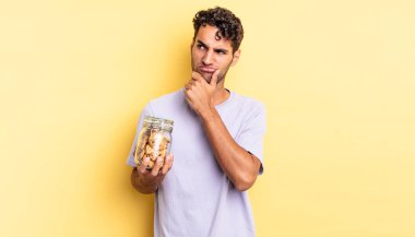 İspanyol yakışıklı düşünen, kuşkucu ve kafası karışık bir adam. kurabiye konsepti