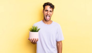 Neşeli ve asi tavırlı, şakacı ve dilsiz İspanyol yakışıklı bir adam. dekoratif bitki konsepti