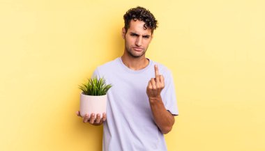 İspanyol yakışıklı adam kızgın, sinirli, asi ve agresif hissediyor. dekoratif bitki konsepti