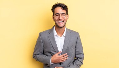 İspanyol yakışıklı bir adam komik bir şakaya yüksek sesle gülüyor. iş kavramı