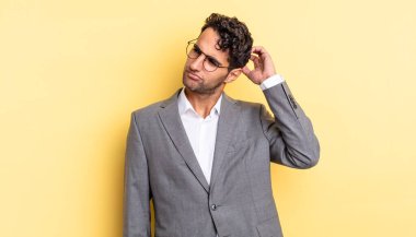 İspanyol yakışıklı adam şaşkın ve kafası karışık, kaşınan bir kafa hissediyor. iş kavramı