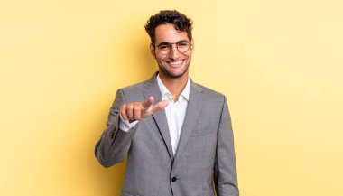 İspanyol yakışıklı adam kamerayı göstererek seni seçiyor. iş kavramı