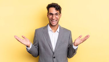 İspanyol yakışıklı adam kendini mutlu hissediyor ve inanılmaz bir şeye hayret ediyor. iş kavramı