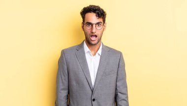 İspanyol yakışıklı adam çok şaşırmış ya da şaşkın görünüyor. iş kavramı