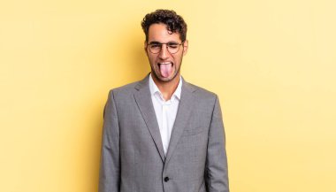 Neşeli ve asi tavırlı, şakacı ve dilsiz İspanyol yakışıklı bir adam. iş kavramı