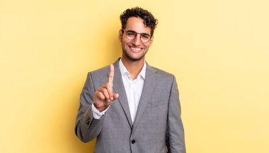 Hispanik yakışıklı adam gururla gülümsüyor ve kendinden emin bir numara oluyor. iş kavramı