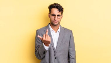 İspanyol yakışıklı adam kızgın, sinirli, asi ve agresif hissediyor. iş kavramı