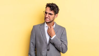 İspanyol yakışıklı adam stresli, endişeli, yorgun ve hayal kırıklığına uğramış hissediyor. iş kavramı