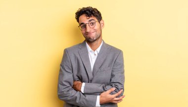 İspanyol yakışıklı adam omuz silkiyor, kafası karışık ve kararsız. iş kavramı