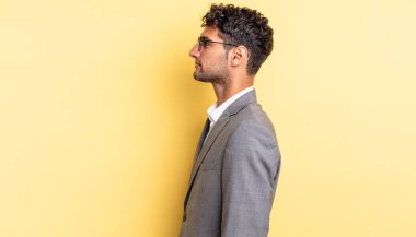 Profil görünümlü İspanyol yakışıklı adam hayal mi kuruyor, hayal mi kuruyor, hayal mi kuruyor? iş kavramı