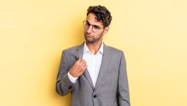 İspanyol yakışıklı adam kibirli, başarılı, pozitif ve gururlu görünüyor. iş kavramı