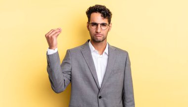 İspanyol yakışıklı adam kapiş ya da para hareketi yapıyor, sana ödemeni söylüyor. iş kavramı