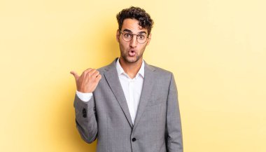 İspanyol yakışıklı adam, inançsızlıktan şaşkın şaşkın bakıyor. iş kavramı