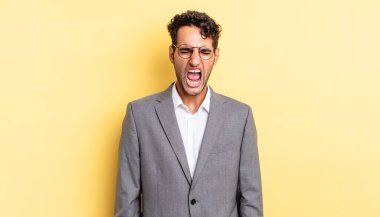 İspanyol yakışıklı adam agresif bir şekilde bağırıyor, çok kızgın görünüyor. iş kavramı