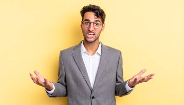 İspanyol yakışıklı adam inanılmaz bir sürprizle şaşkına dönmüş ve hayrete düşmüştü. iş kavramı