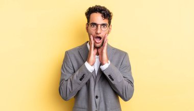 İspanyol yakışıklı adam şok olmuş ve korkmuş hissediyor. iş kavramı