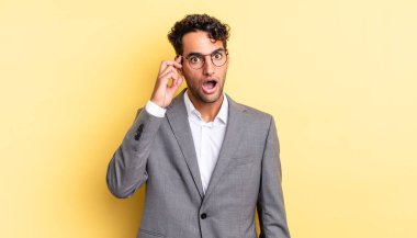 İspanyol yakışıklı adam şaşırmış görünüyor, yeni bir düşünce, fikir ya da konsept fark ediyor. iş kavramı