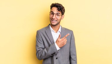 İspanyol yakışıklı adam heyecanlı ve şaşırmış görünüyor. iş kavramı