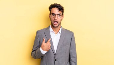 İspanyol yakışıklı adam şok olmuş ve ağzı açık, kendini işaret ederek şaşırmış görünüyor. iş kavramı