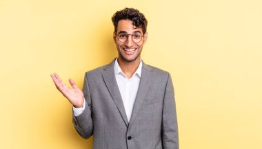 İspanyol yakışıklı adam kendini mutlu hissediyor, bir çözüm ya da fikir bulduğuna şaşırıyor. iş kavramı