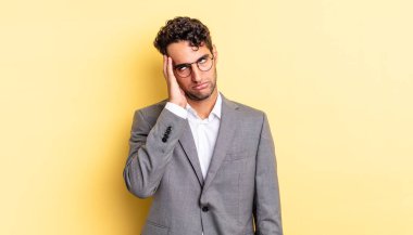 İspanyol yakışıklı bir adam yorgun, bıkkın ve uykulu hissediyor. iş kavramı