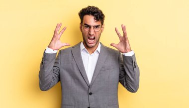 İspanyol yakışıklı adam ellerini havaya kaldırarak bağırıyor. iş kavramı